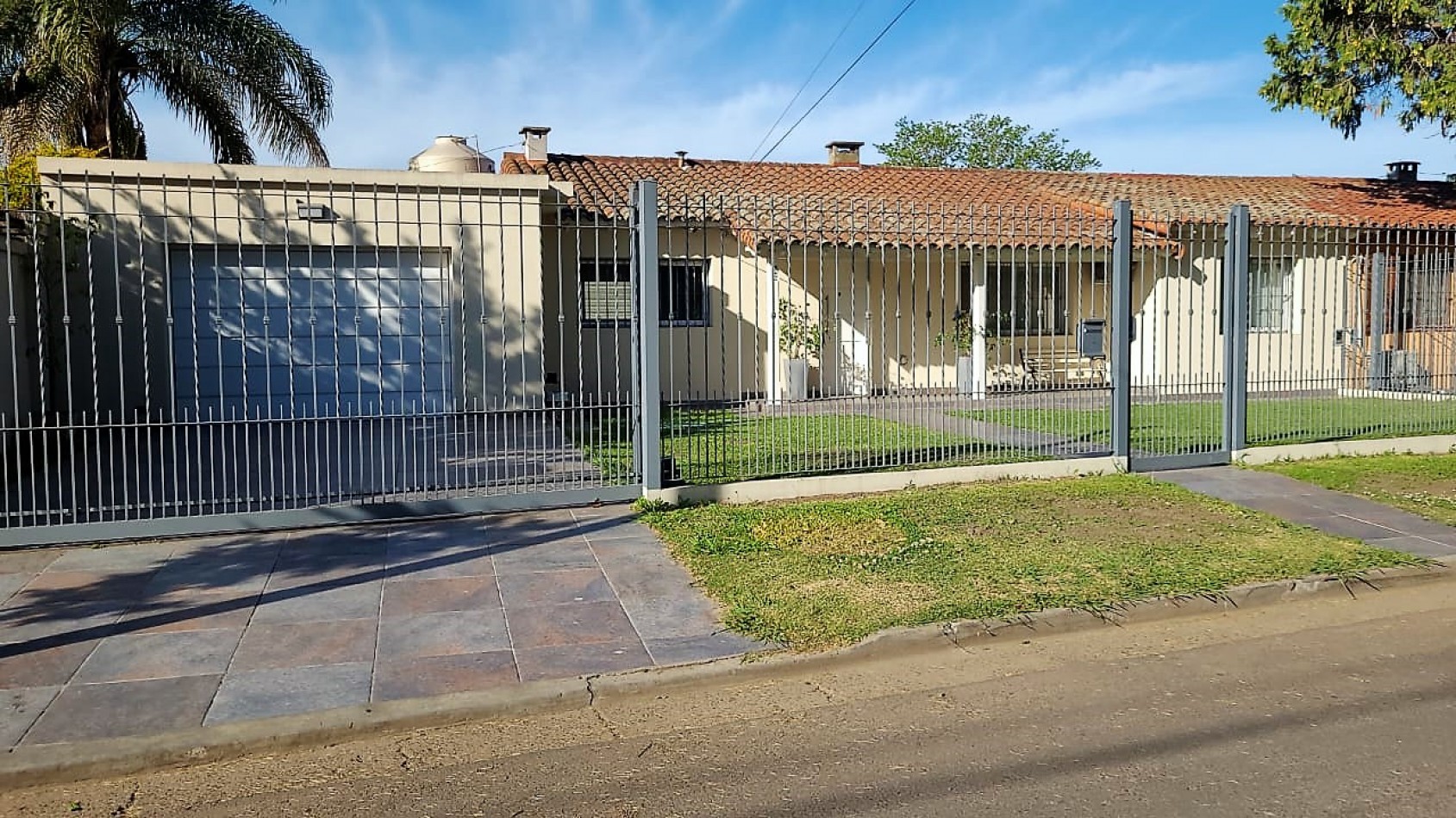 Casa en Ciudad Evita-Venta-3 dormitorios-Quincho-pileta climatizada  