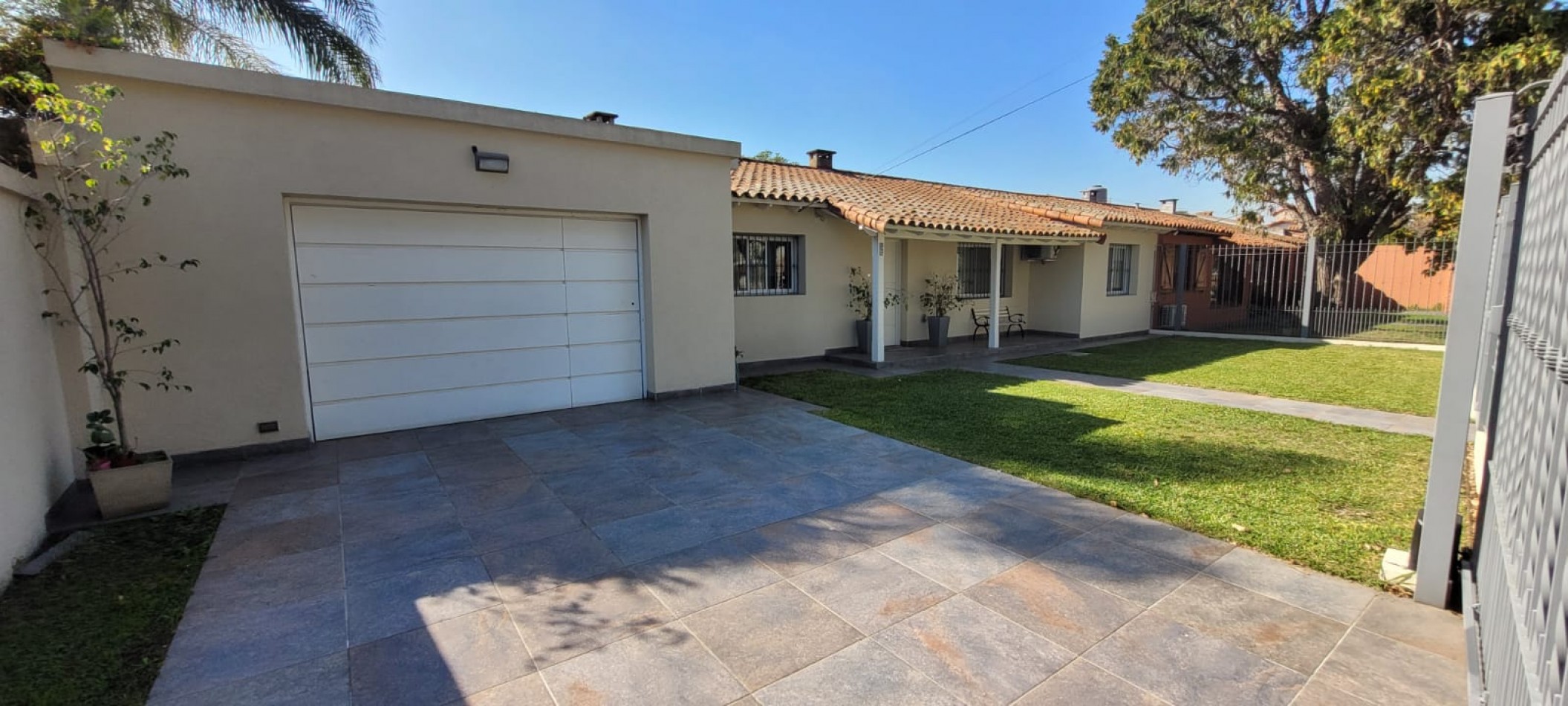 Casa en Ciudad Evita-Venta-3 dormitorios-Quincho-pileta climatizada  