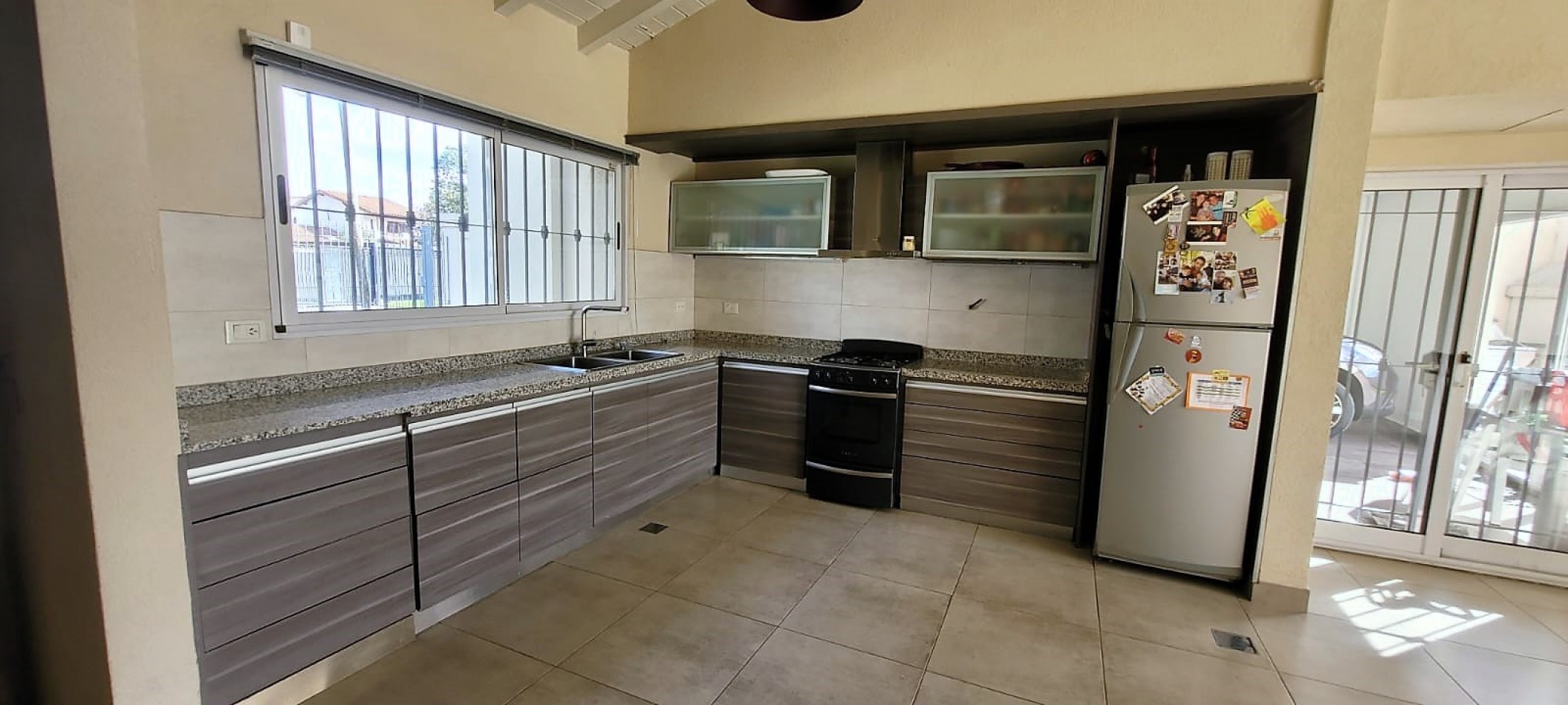 Casa en Ciudad Evita-Venta-3 dormitorios-Quincho-pileta climatizada  