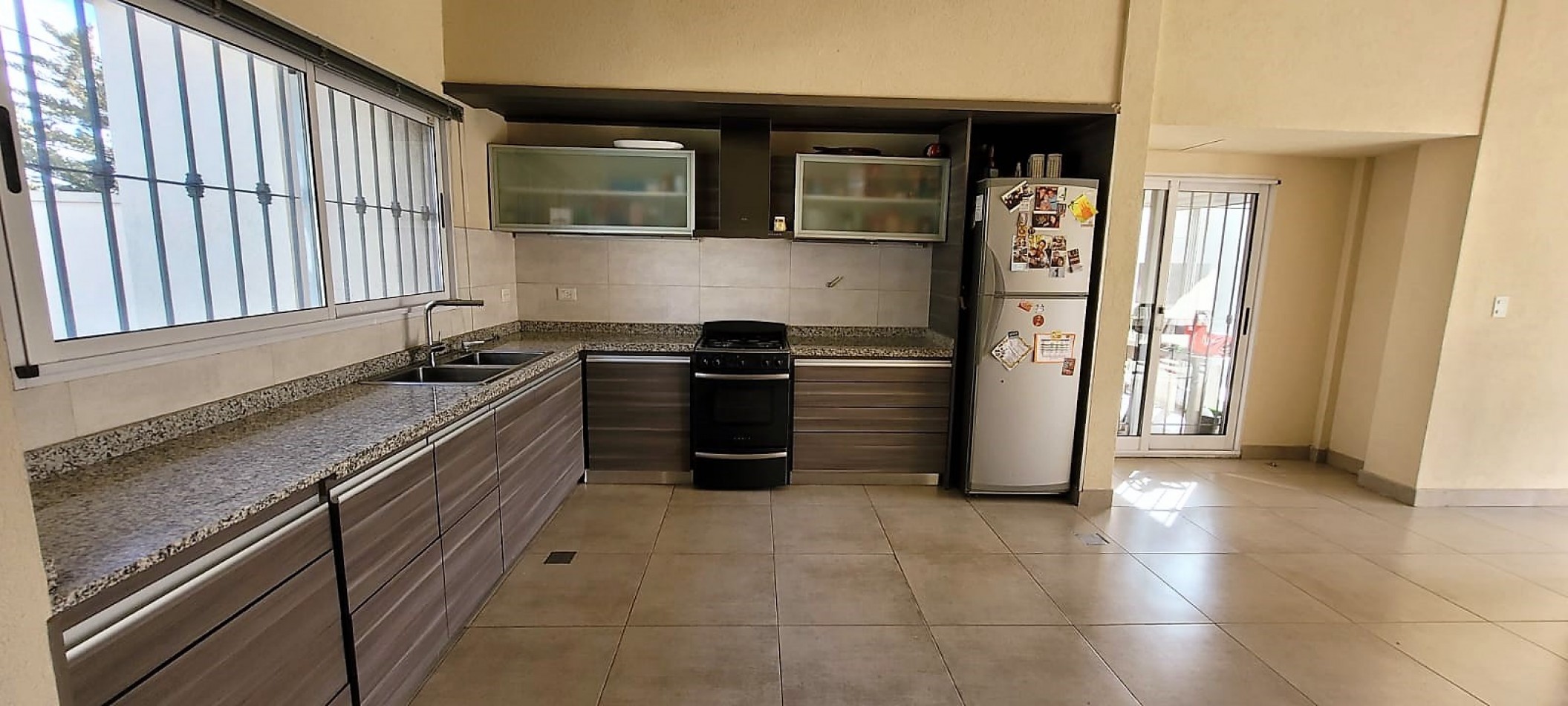 Casa en Ciudad Evita-Venta-3 dormitorios-Quincho-pileta climatizada  