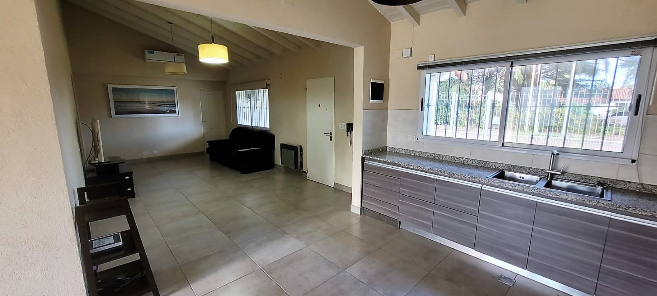 Casa en Ciudad Evita-Venta-3 dormitorios-Quincho-pileta climatizada  