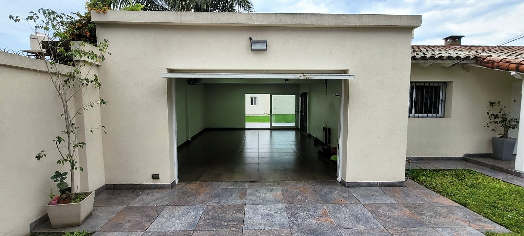 Casa en Ciudad Evita-Venta-3 dormitorios-Quincho-pileta climatizada  