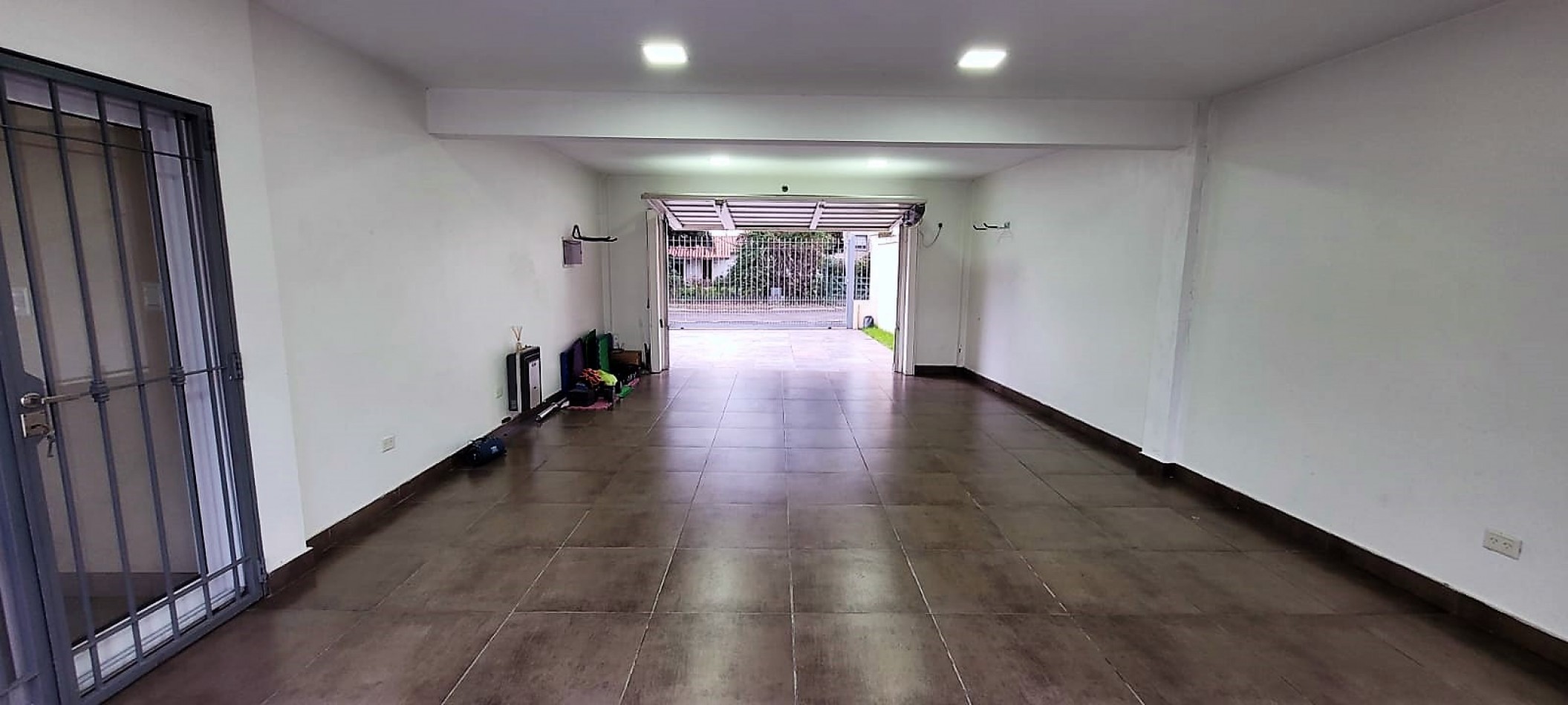 Casa en Ciudad Evita-Venta-3 dormitorios-Quincho-pileta climatizada  