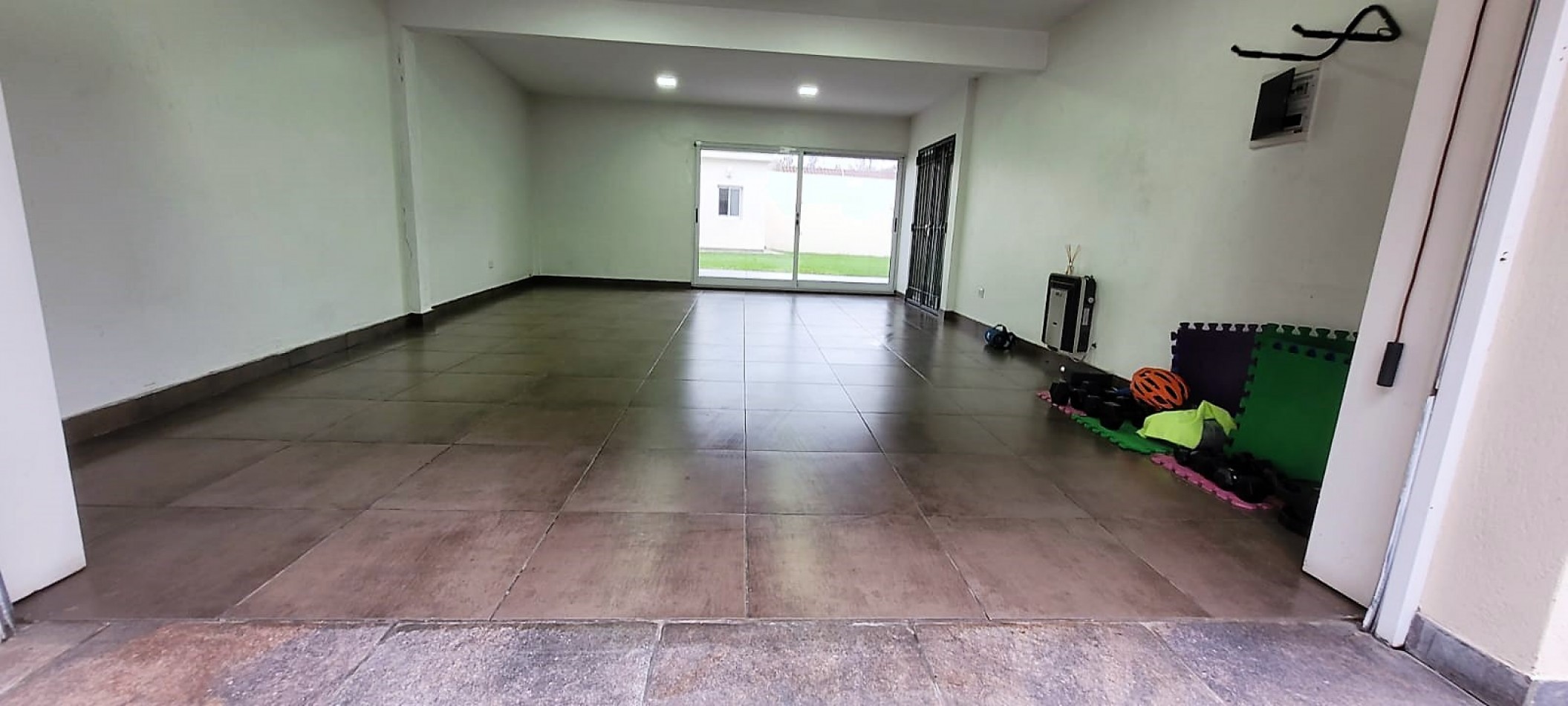 Casa en Ciudad Evita-Venta-3 dormitorios-Quincho-pileta climatizada  