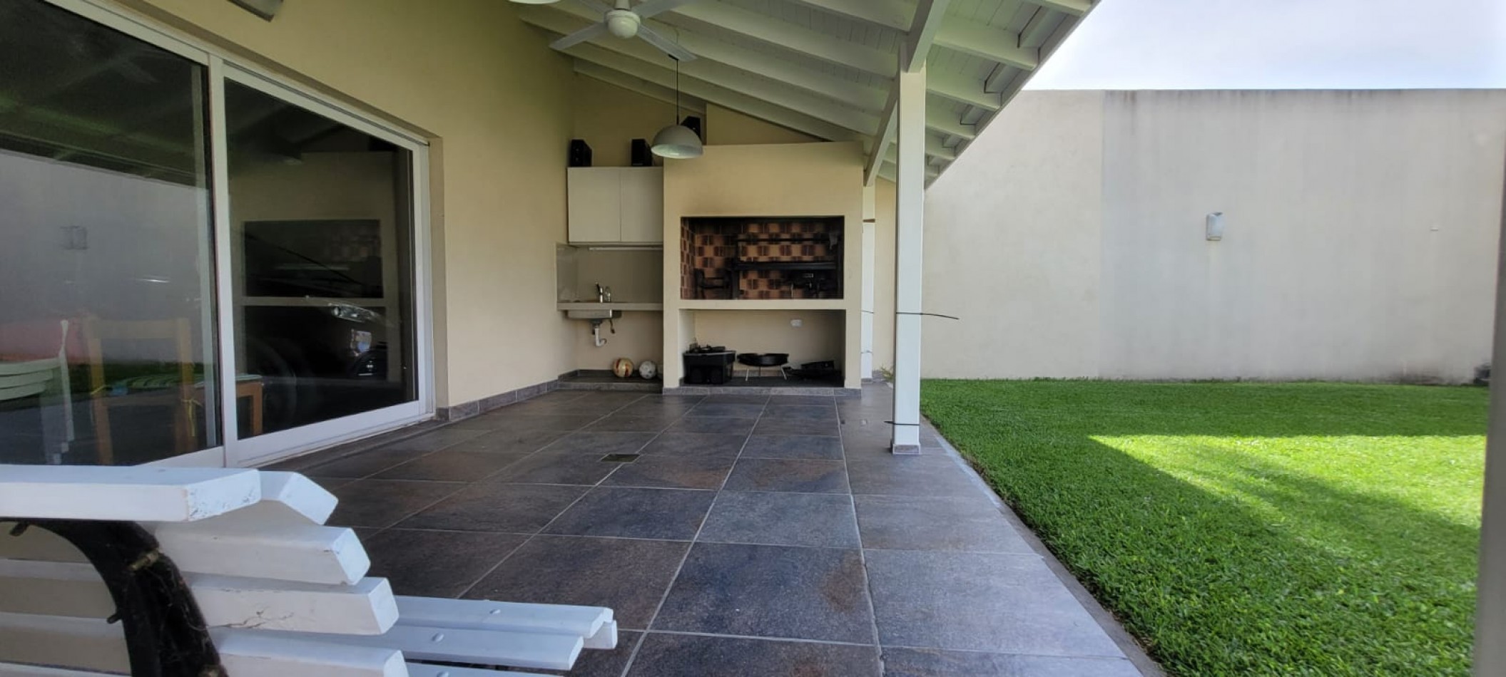 Casa en Ciudad Evita-Venta-3 dormitorios-Quincho-pileta climatizada  