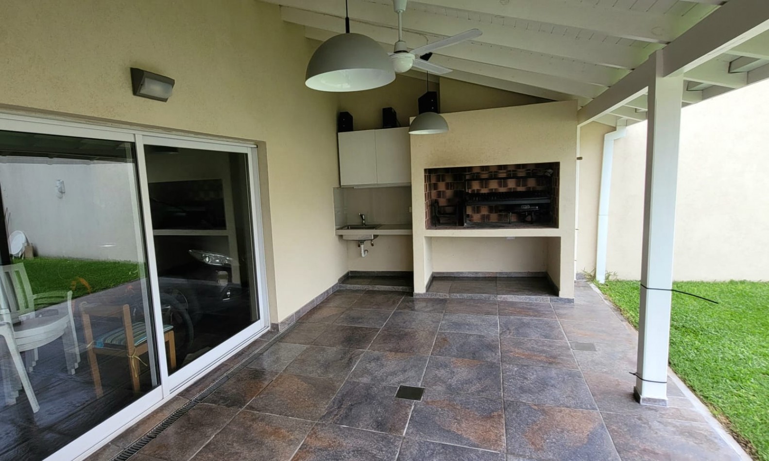 Casa en Ciudad Evita-Venta-3 dormitorios-Quincho-pileta climatizada  