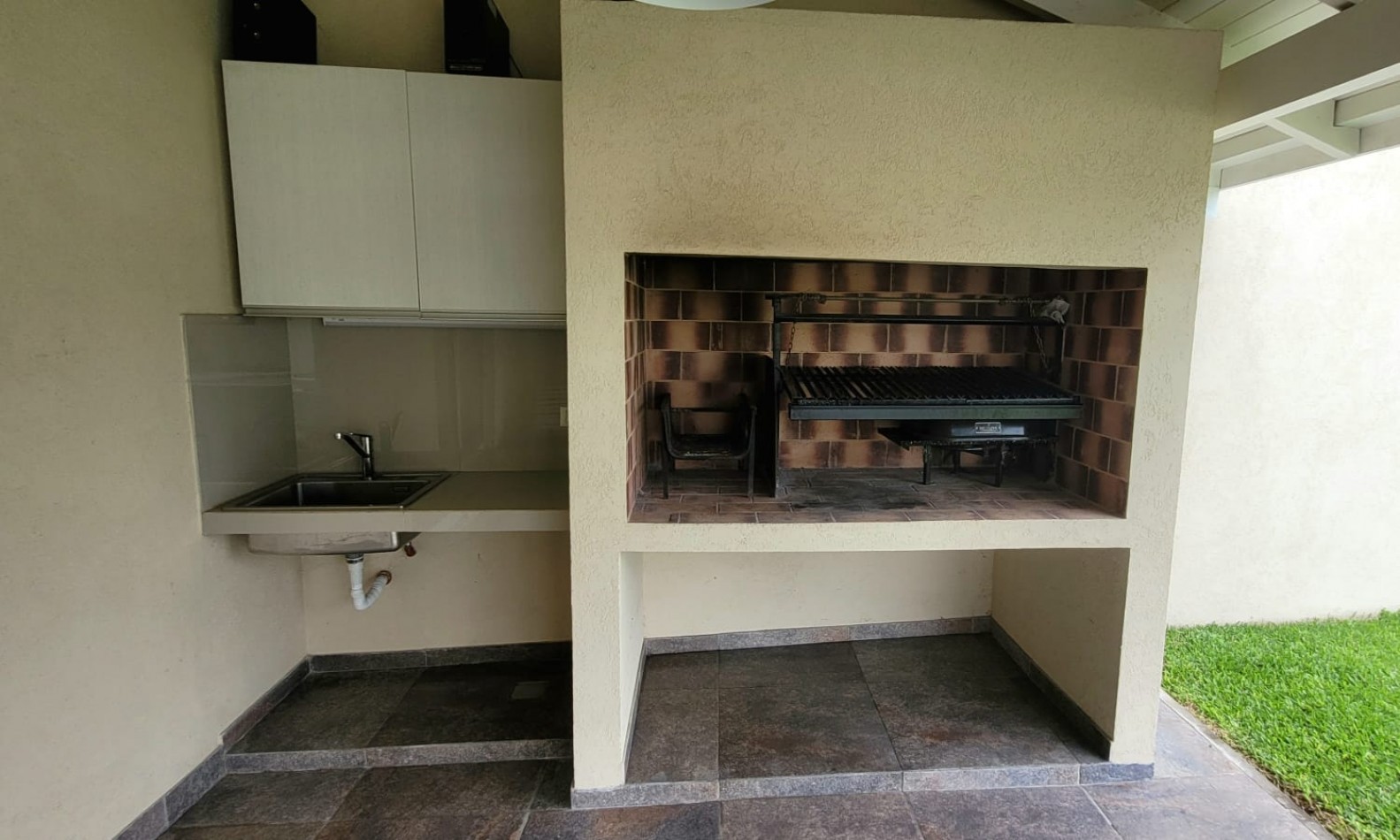 Casa en Ciudad Evita-Venta-3 dormitorios-Quincho-pileta climatizada  