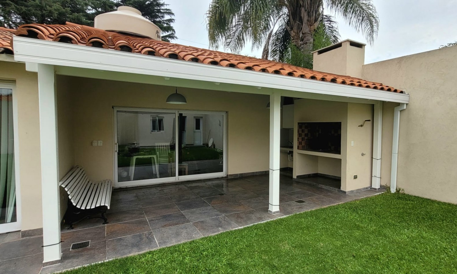 Casa en Ciudad Evita-Venta-3 dormitorios-Quincho-pileta climatizada  