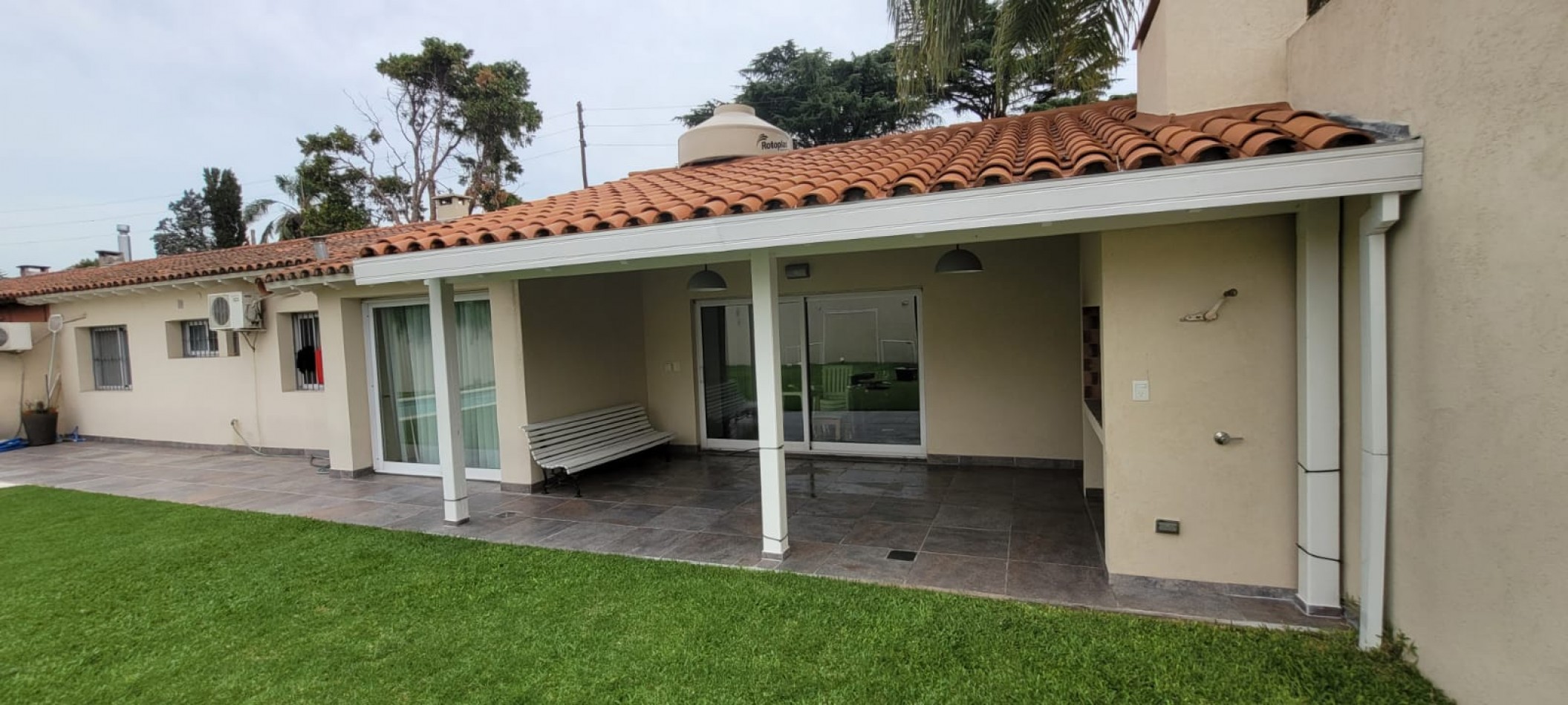 Casa en Ciudad Evita-Venta-3 dormitorios-Quincho-pileta climatizada  