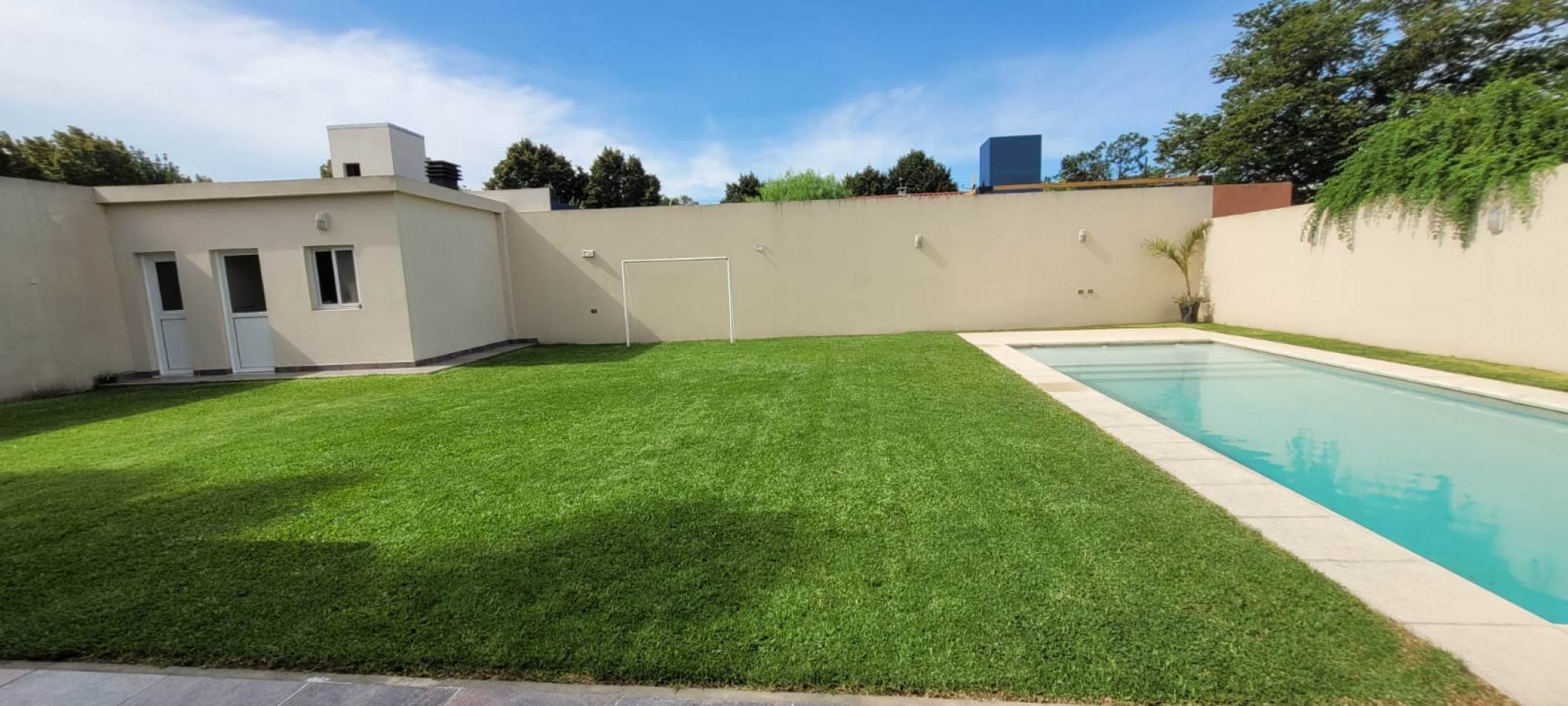 Casa en Ciudad Evita-Venta-3 dormitorios-Quincho-pileta climatizada  