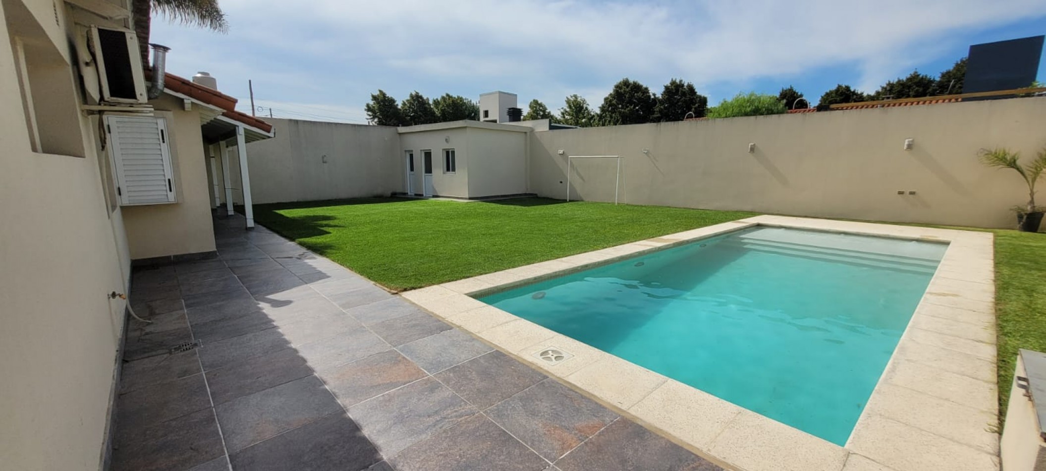 Casa en Ciudad Evita-Venta-3 dormitorios-Quincho-pileta climatizada  