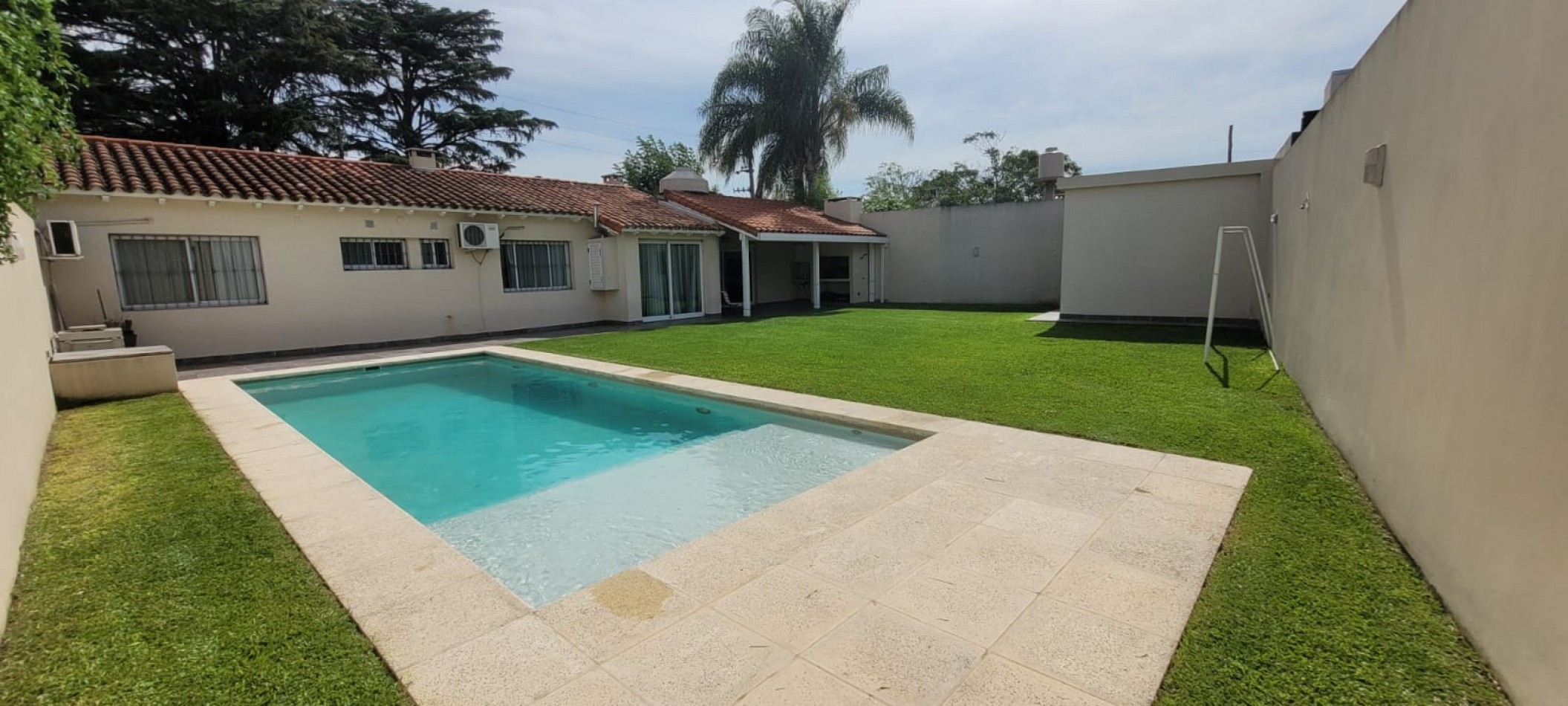 Casa en Ciudad Evita-Venta-3 dormitorios-Quincho-pileta climatizada  
