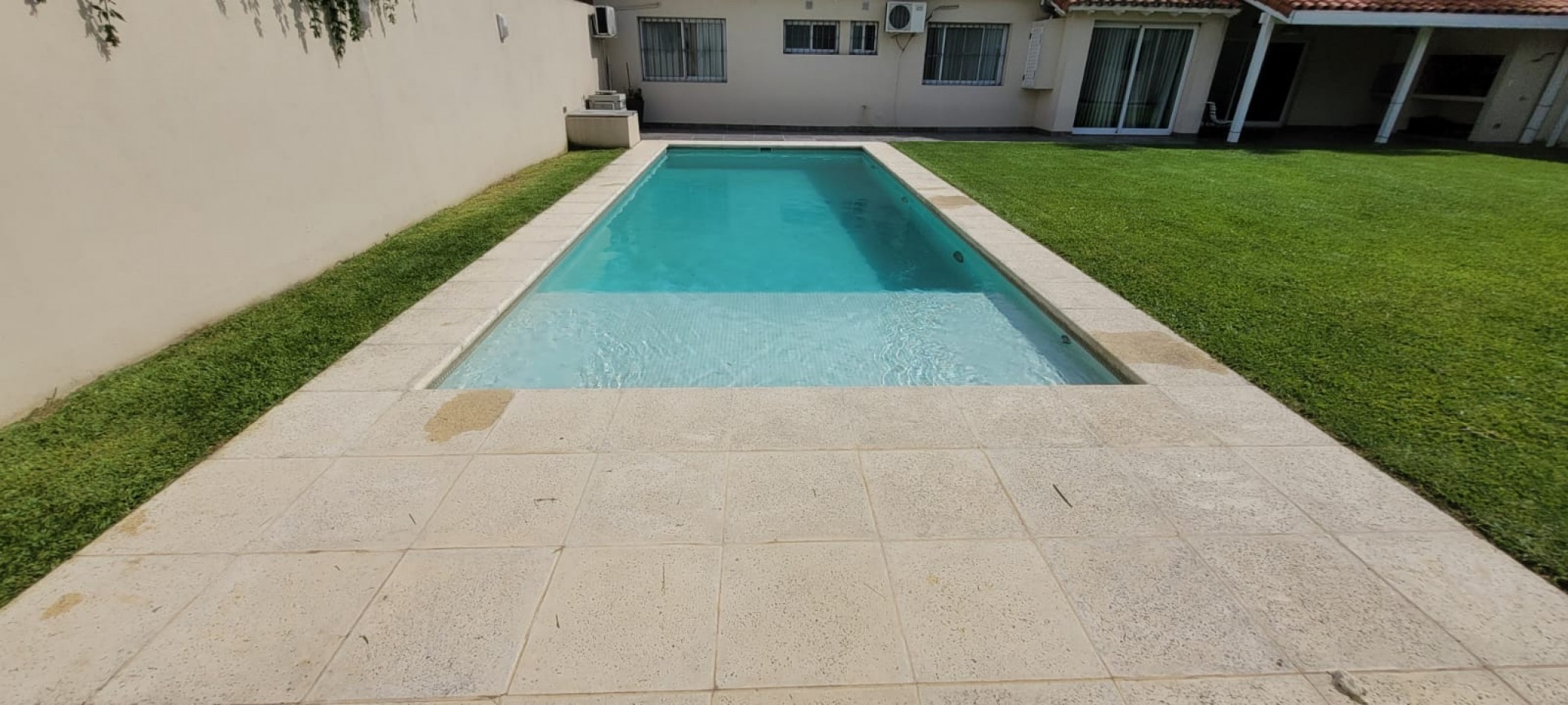 Casa en Ciudad Evita-Venta-3 dormitorios-Quincho-pileta climatizada  