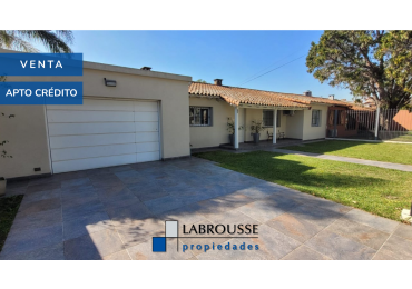 Casa en Ciudad Evita-Venta-3 dormitorios-Quincho-pileta climatizada  